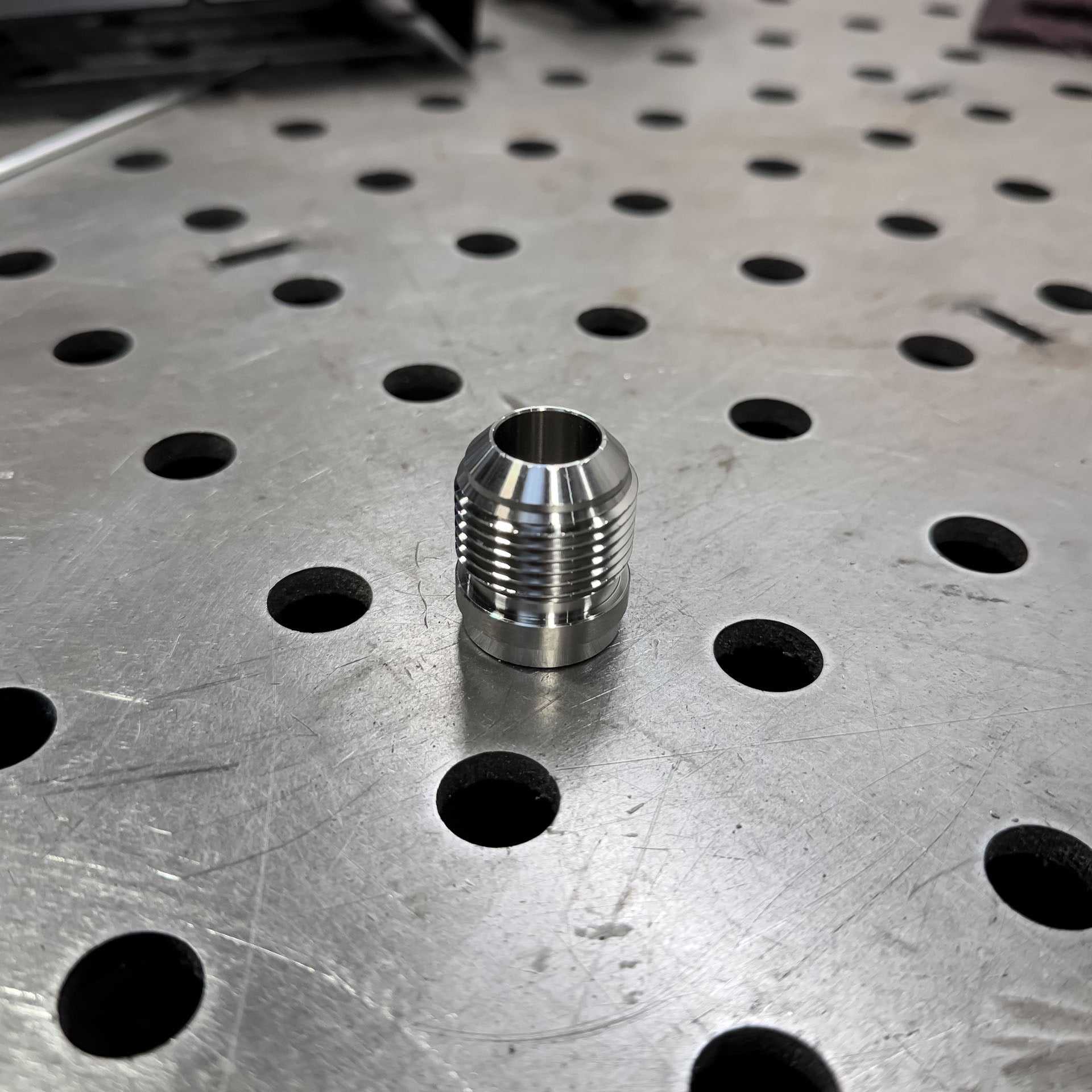 STAINLESS STEEL WELD ON MALE FITTING W/ ROUND BASE