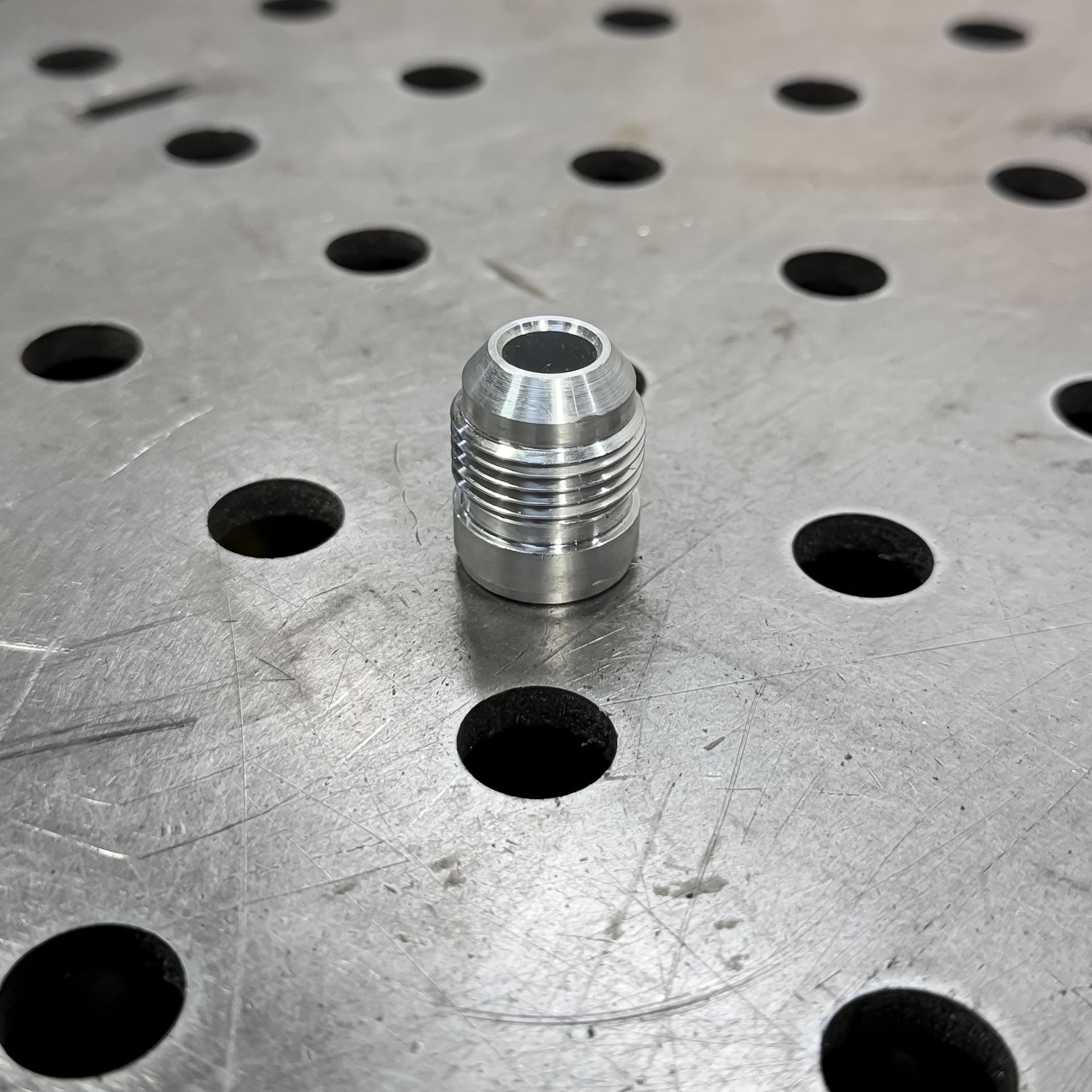 ALUMINIUM WELD ON MALE FITTING W/ ROUND BASE